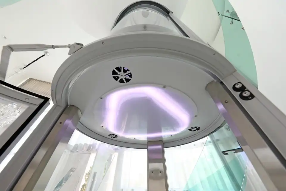 Vista interna da cabine mostrando iluminação, ventilação e estrutura circular