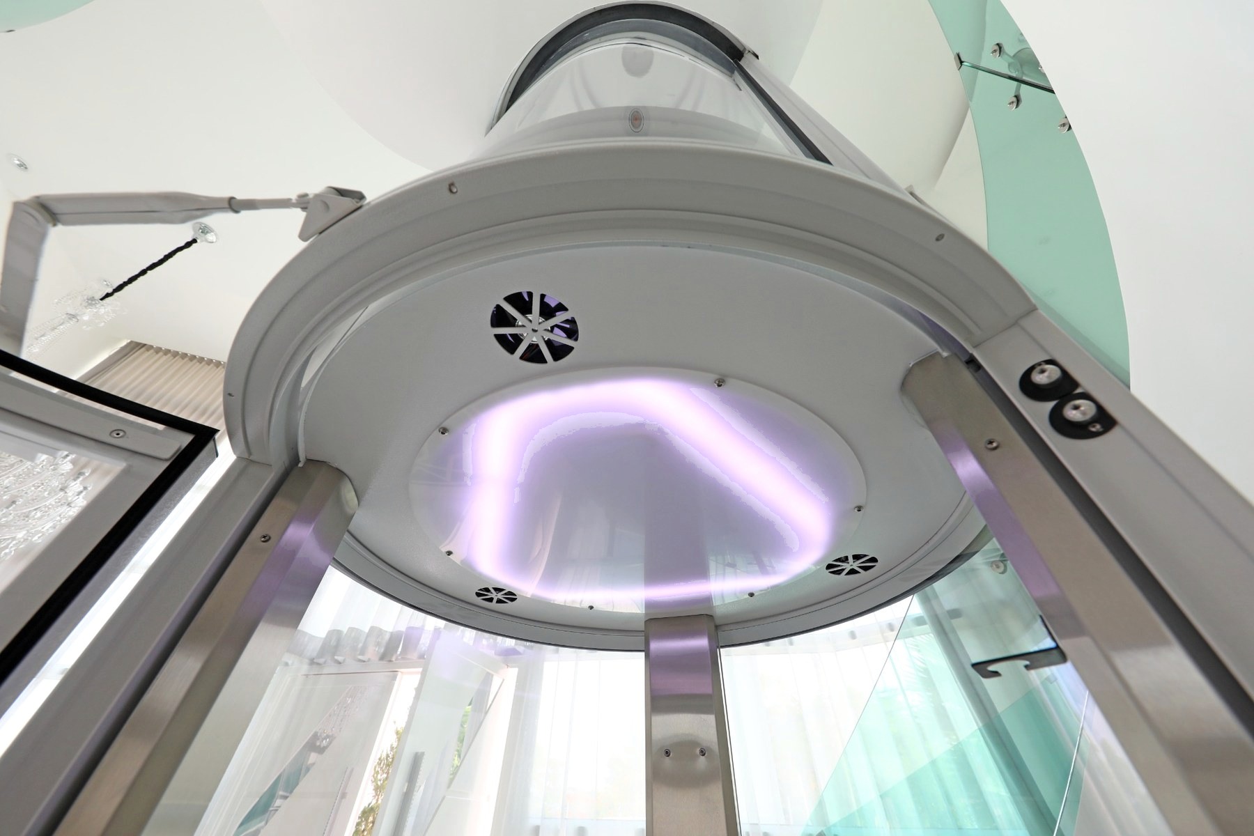 Vista interna da cabine mostrando iluminação, ventilação e estrutura circular